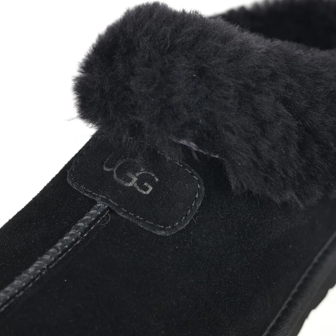 Pick up locally 💰520 Core recommendation with good price It is a very suitable choice for home use. In recent years, uug has launched a series of styles, which are partially geared towards the preferences of young consumers and have also moved to the forefront of fashion trends. Shoe body material: water-repellent coated suede upper, 17 mm UGGPURE™ implantable wool insole, lightweight non-slip and comfortable rubber outsole, with brand LOGO and trademark, with full packaging Size: 35 36 37 38 39 40